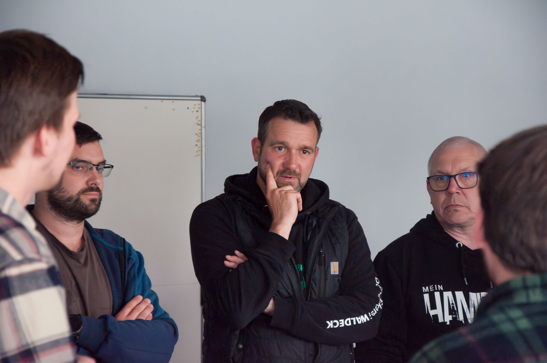 fünf Personen diskutieren miteinander